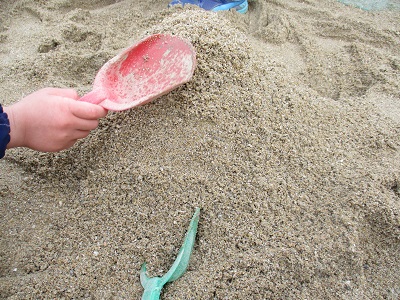 新しい砂が砂場に入りました。