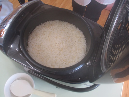 収穫したお米でご飯を炊きました。
