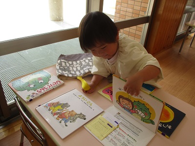 はじめてえほんをかりたよ