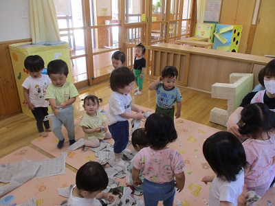 新聞紙で遊んだよ