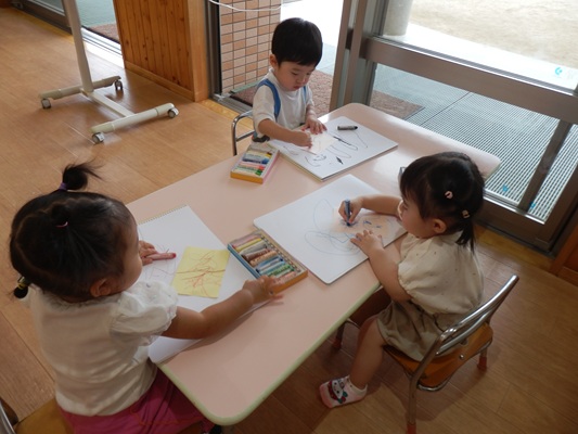 好きな色のクレヨンで