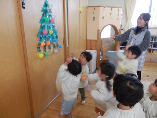 クリスマスツリー🎄玉入れ