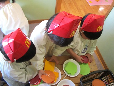 ハンバーガー屋さんをしたよ!