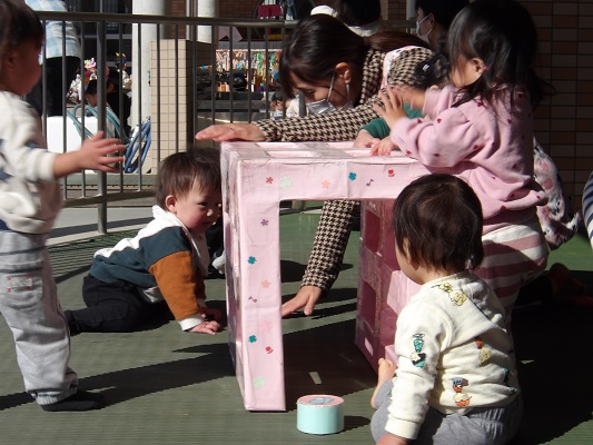 寒さに負けず、元気いっぱい遊んでいます⌒ ⌒