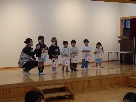 ひな祭り会と3月のお誕生日会がありました